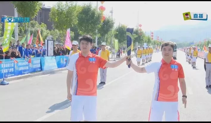 喜迎二青盛會，華鑫集團接跑火炬?zhèn)鬟f！(圖2)