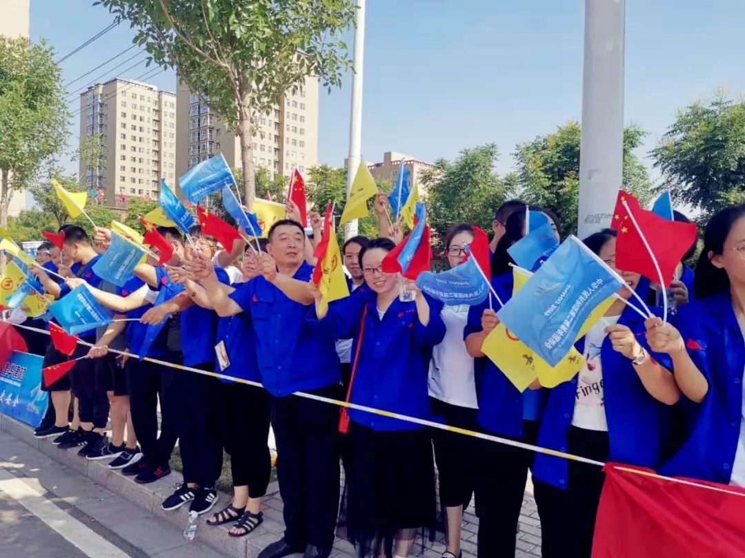 喜迎二青盛會，華鑫集團接跑火炬?zhèn)鬟f！(圖5)