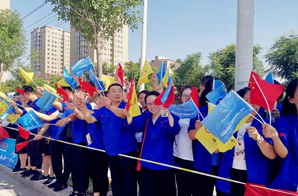 喜迎二青盛會，華鑫集團接跑火炬?zhèn)鬟f！