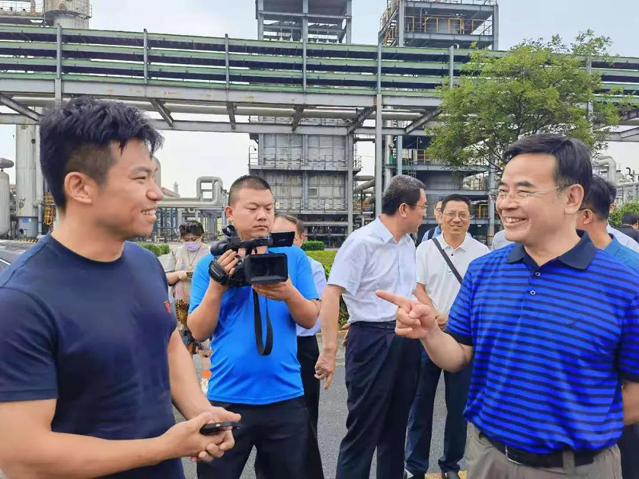 呂梁市委常委、市政府常務副市長任忠與對外經(jīng)濟貿(mào)易等大學專家組一行蒞臨華鑫集團考察指導(圖3)