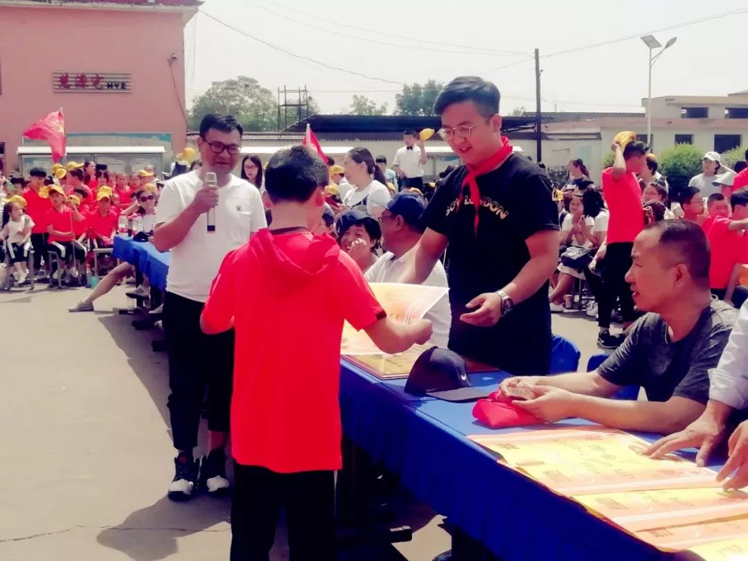 分享愛(ài)心，眾享溫情——華鑫集團(tuán)工會(huì)開(kāi)展“六一獻(xiàn)愛(ài)心”活動(dòng)(圖17)