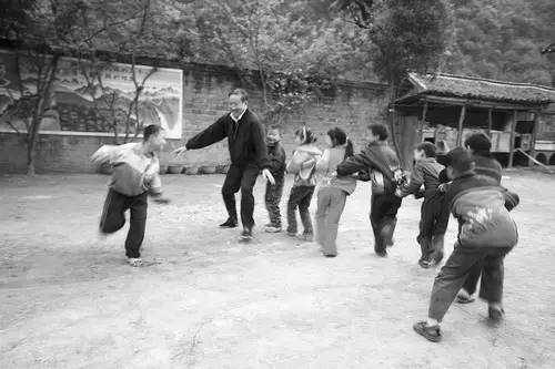 分享愛(ài)心，眾享溫情——華鑫集團(tuán)工會(huì)開(kāi)展“六一獻(xiàn)愛(ài)心”活動(dòng)(圖38)